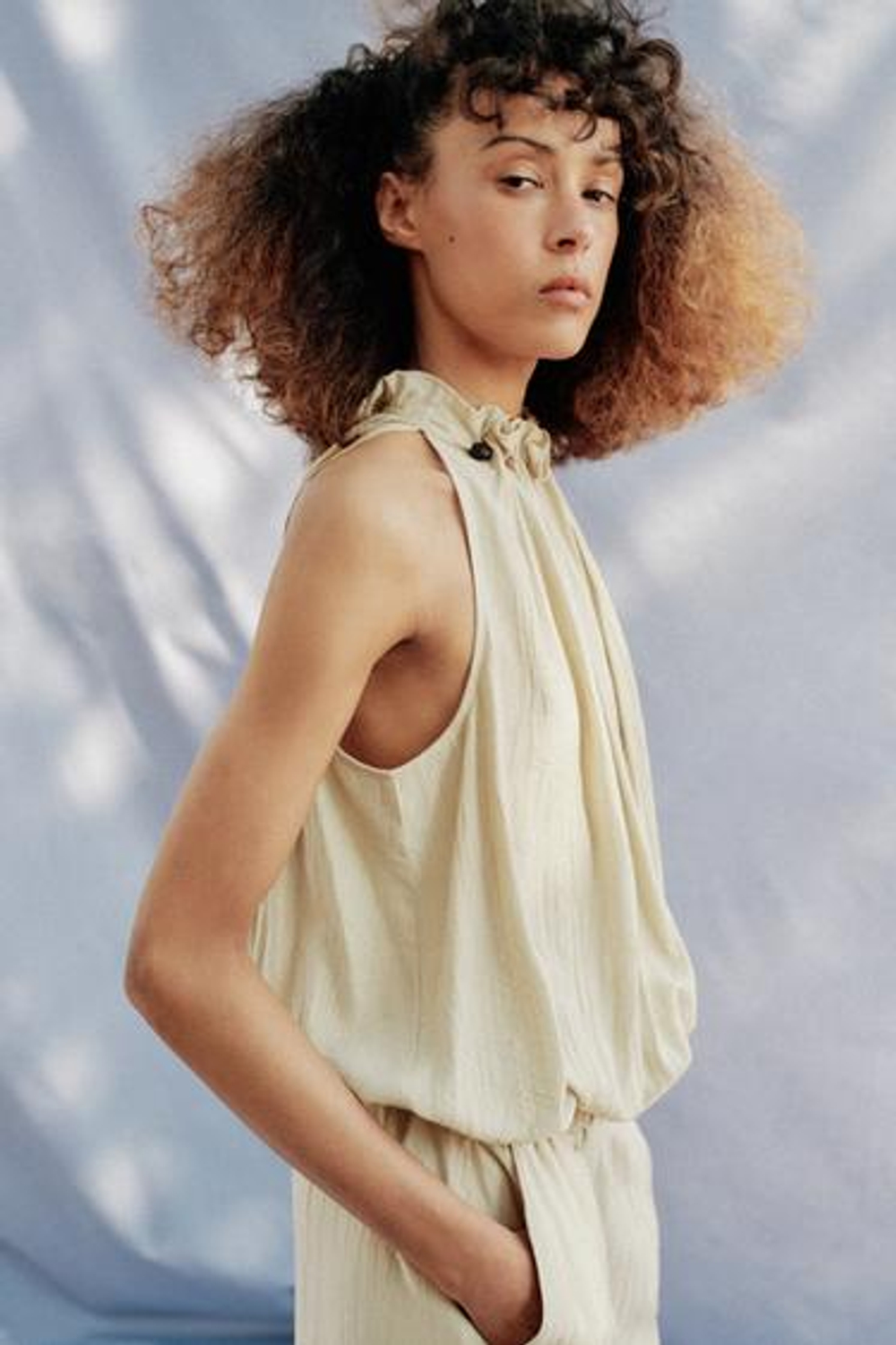 ZARA ТОП С ГОРЛОВИНОЙ ХАЛТЕР И БУСИНАМИ, ЭКРЮ