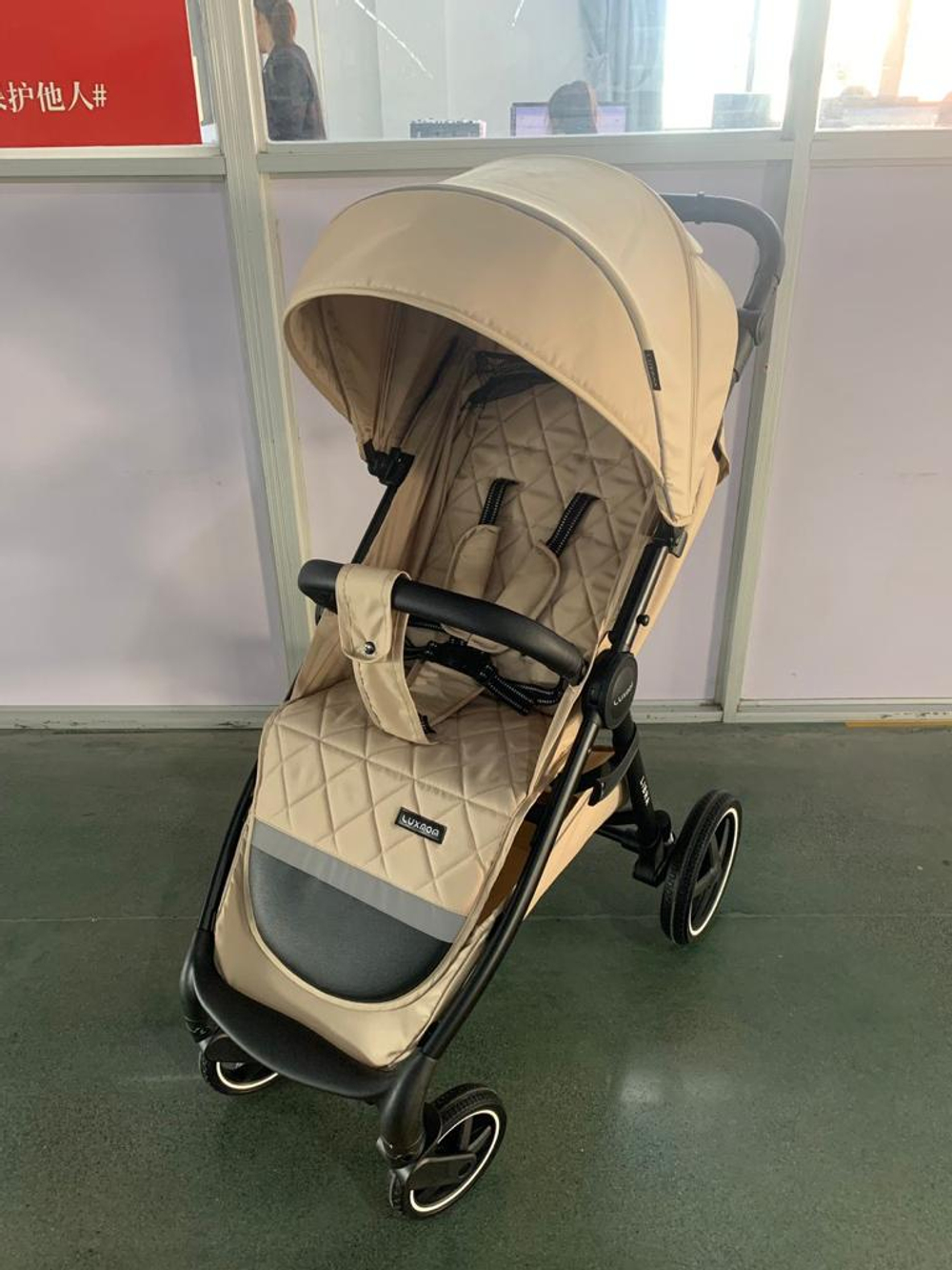 Прогулочная коляска Luxmom 730 ч/р