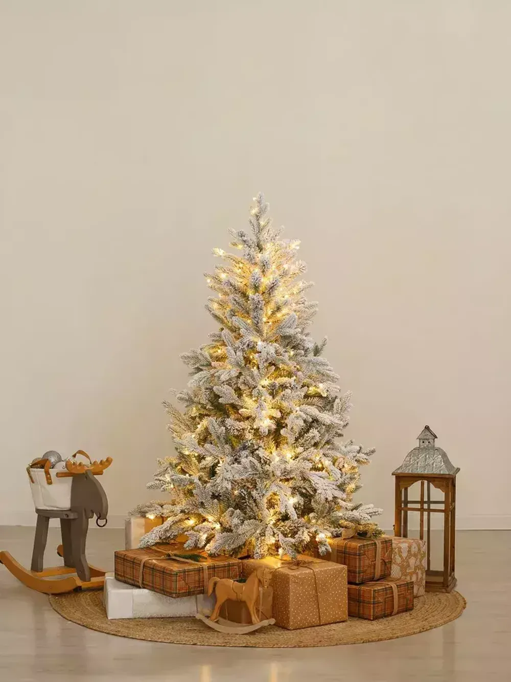 Заснеженная ель с гирляндой «Россо» теплый свет (Литая+пвх) 210 см / 2,1 м