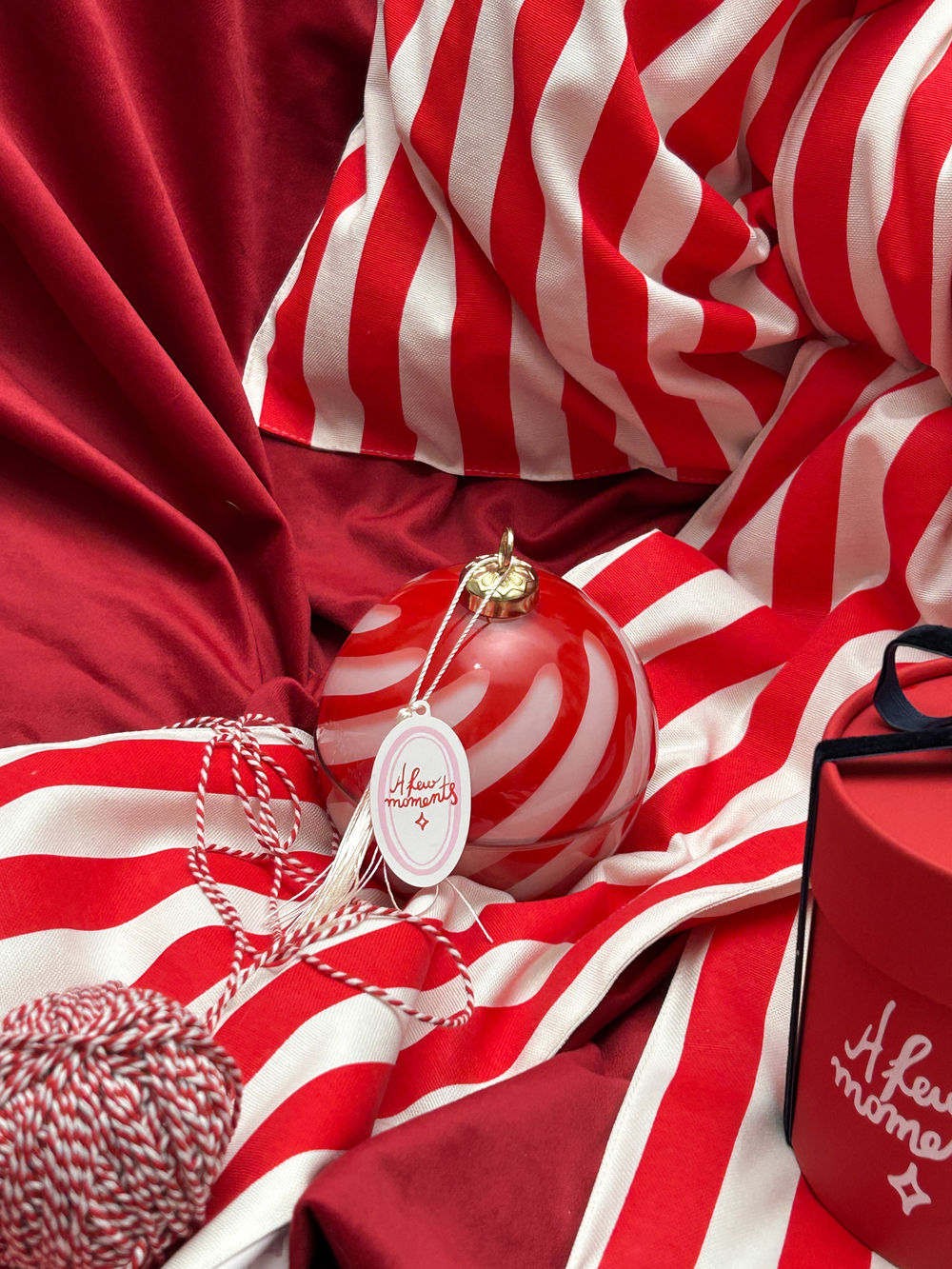 Новогодняя ароматическая свеча-шар "На манеже"