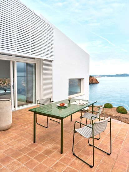 Уличный стол Maurina из оцинкованной стали зелёного цвета с зелёной керамическо плиткой 223 x 101 см