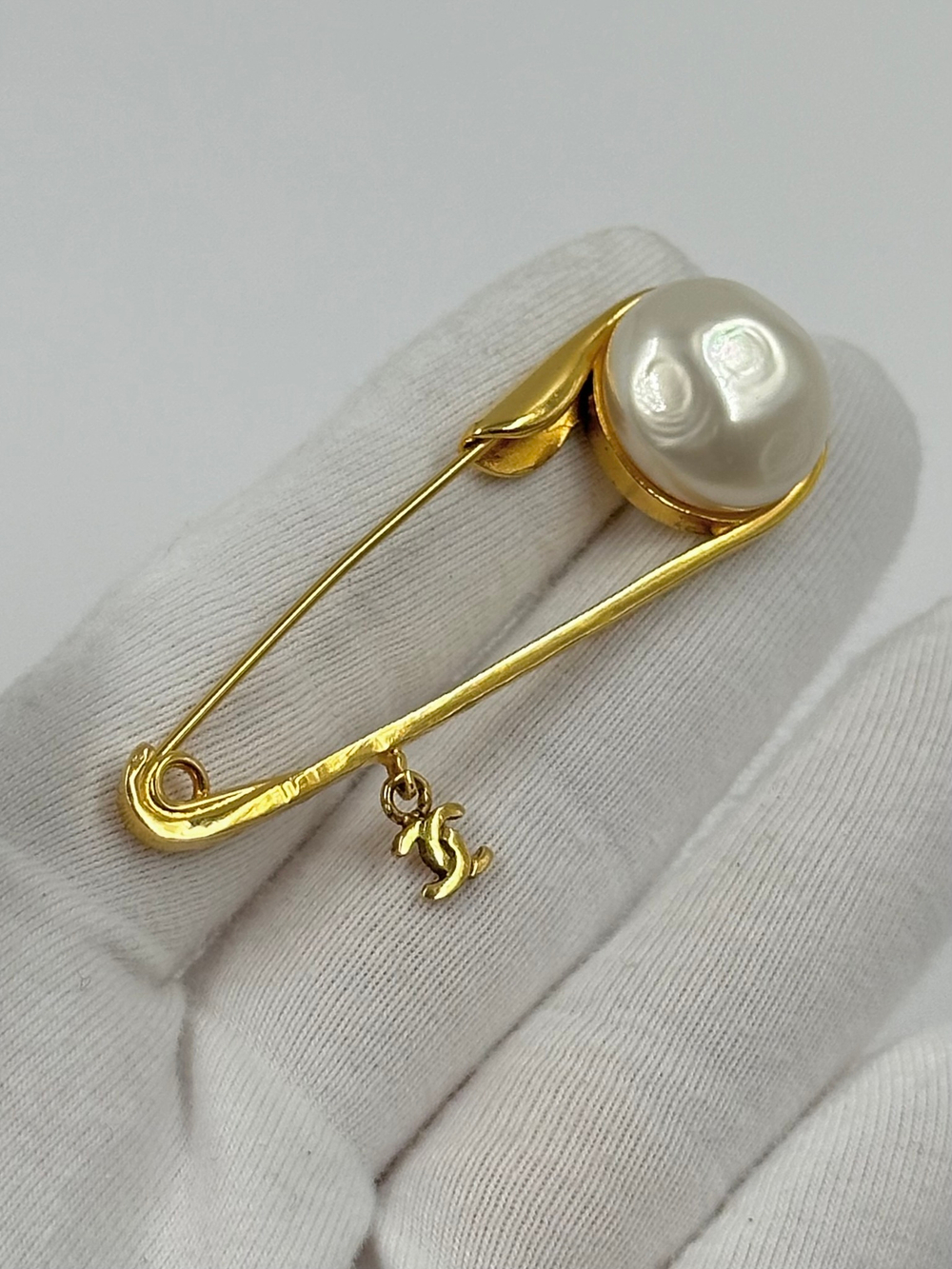 Брошь в виде булавки Chanel