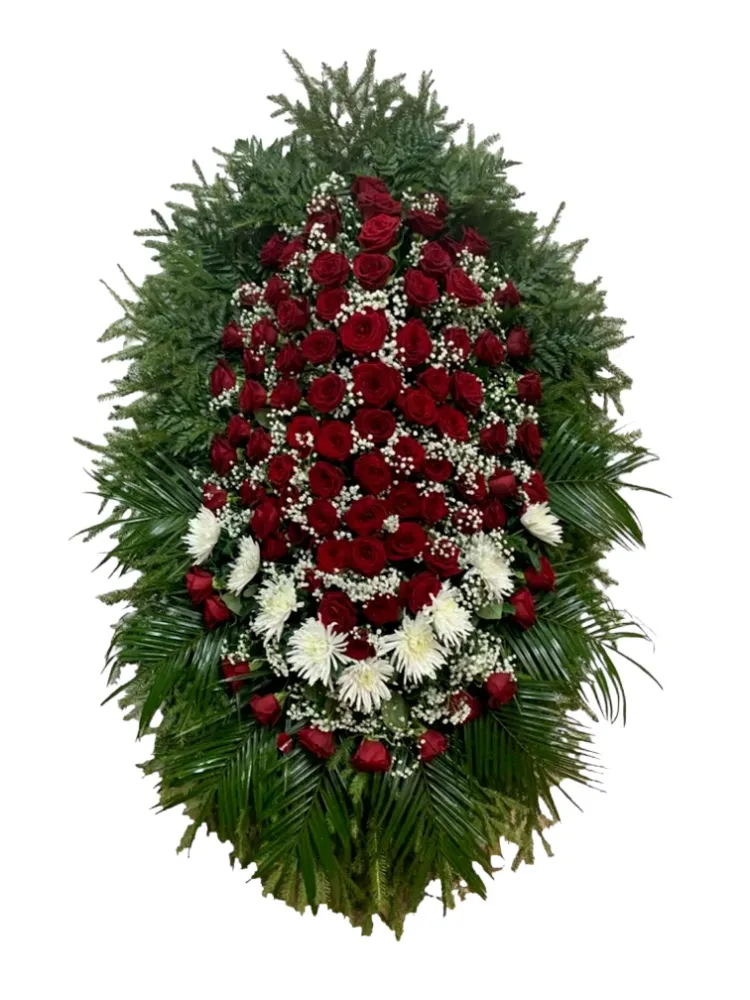 Венок из живых бордовых роз, белых хризантем и натуральной хвои с пальмовыми листьями