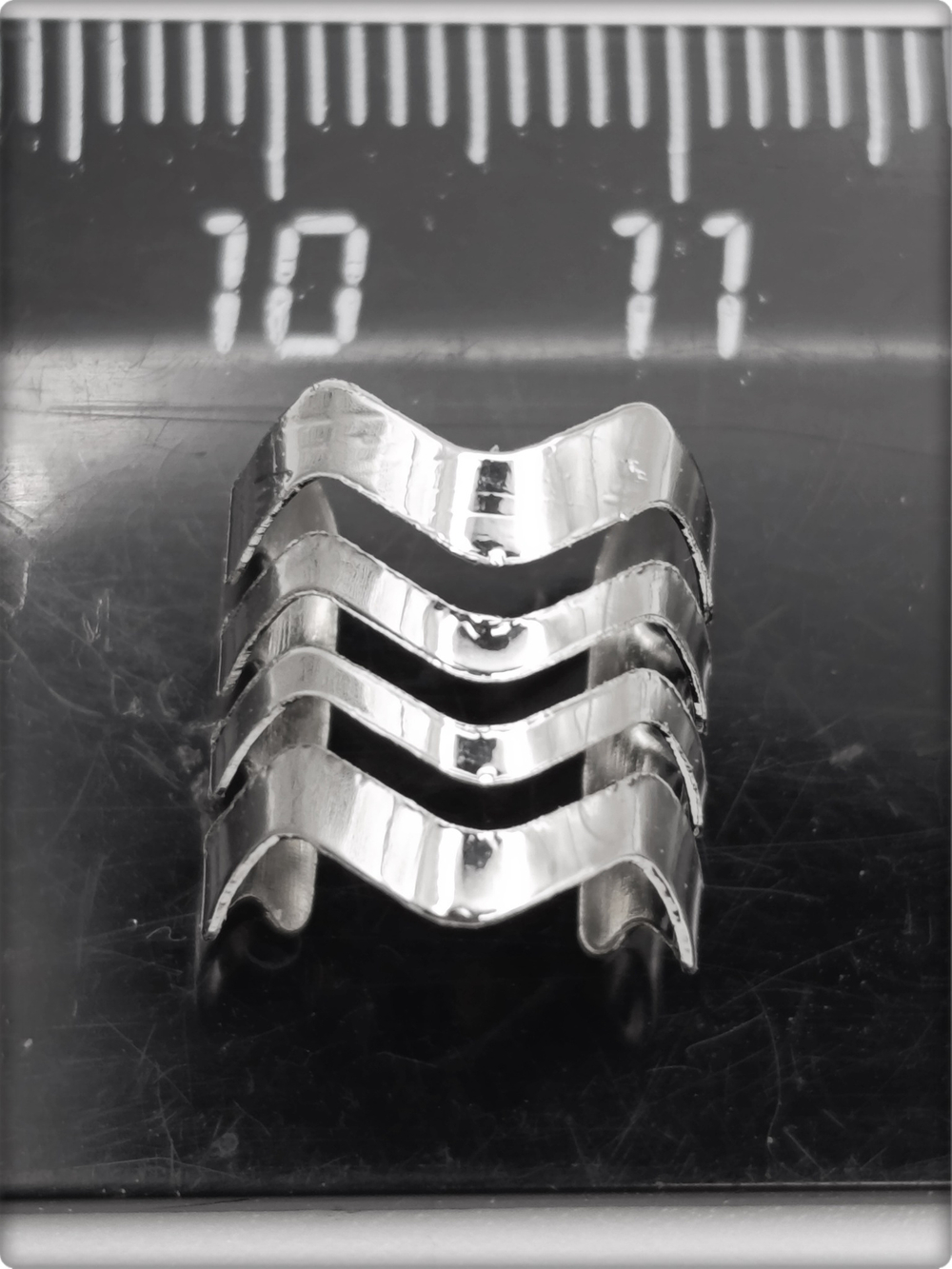 Клипса без прокола уха серебристая.