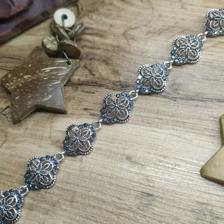 Браслет Vogue Клевер восьмилистник стразы графитовые металл серебристый на красном бархате