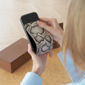 Чехол для iPhone 17 Pro кожаный, питон натурального цвета