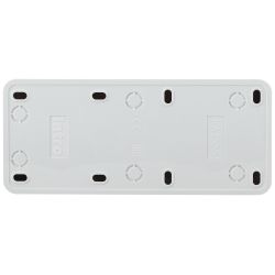 Розетка Intro Quadro 2-206-01 с заземлением трехместная 3х2P+E, 16А-250В, IP20, ОУ, белый