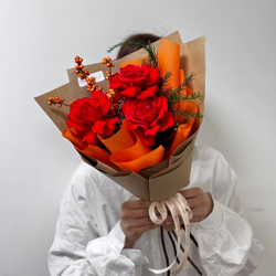 Авторский букет с французскими розами, илексом и хвоей. Букет 1222