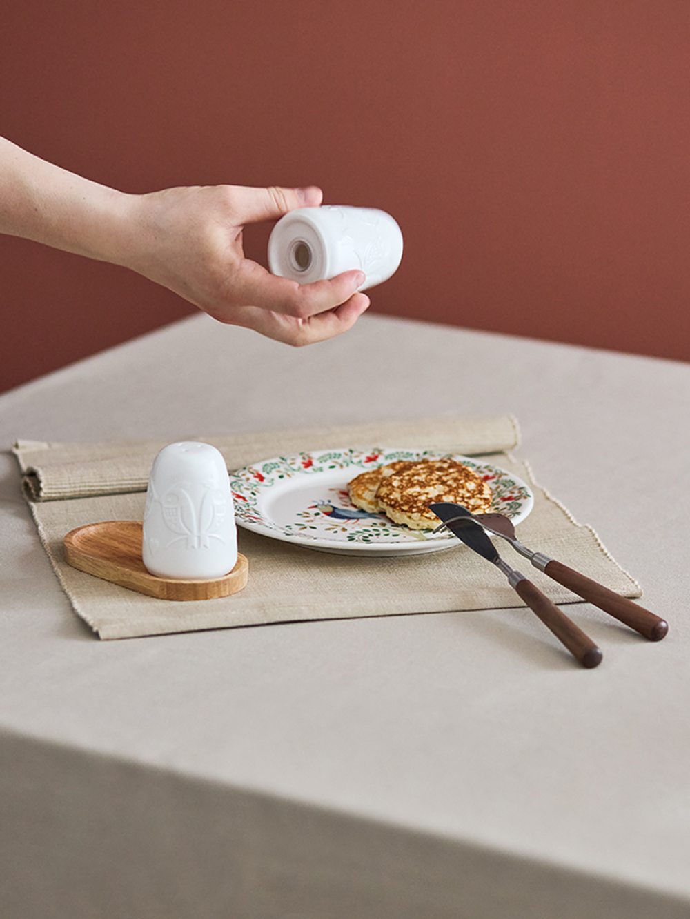 Набор для соли и перца birds of paradise на деревянной подставке