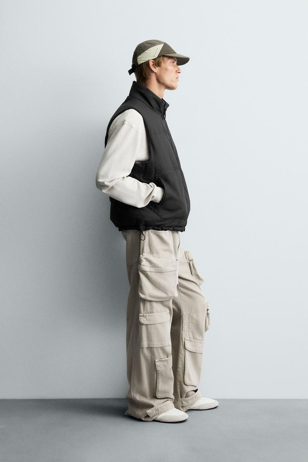 ZARA ПРОРЕЗИНЕННЫЙ СТЕГАНЫЙ ЖИЛЕТ, ЧЕРНЫЙ