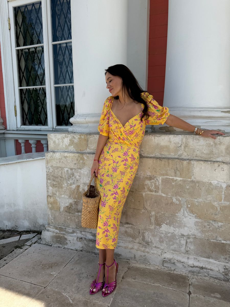 Платье из вискозы с драпированным лифом желтое