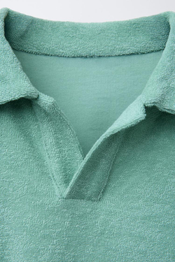 ZARA КОМПЛЕКТ ИЗ ФУТБОЛКИ-ПОЛО И ШОРТОВ ИЗ МАХРОВОЙ ТКАНИ С НАШИВКОЙ, ЦВЕТ МОРСКОЙ ВОЛНЫ