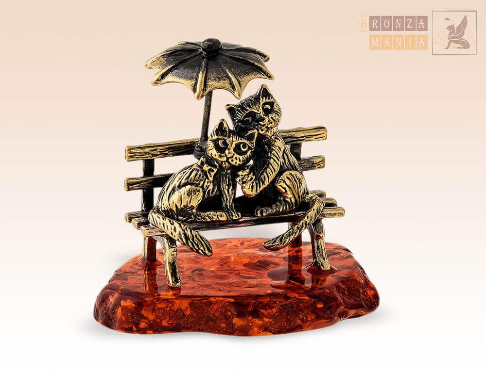 фигурка Кот и Кошечка под зонтиком на янтаре