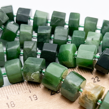 Нефрит бусины, рубка, размер около 5,5-7*10,5-11,5 мм, цена за набор 11 бусин