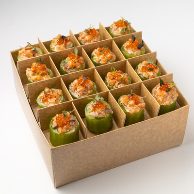 Бокс с Канапе из копрессионного огурца с тартаром из семги и красной икры