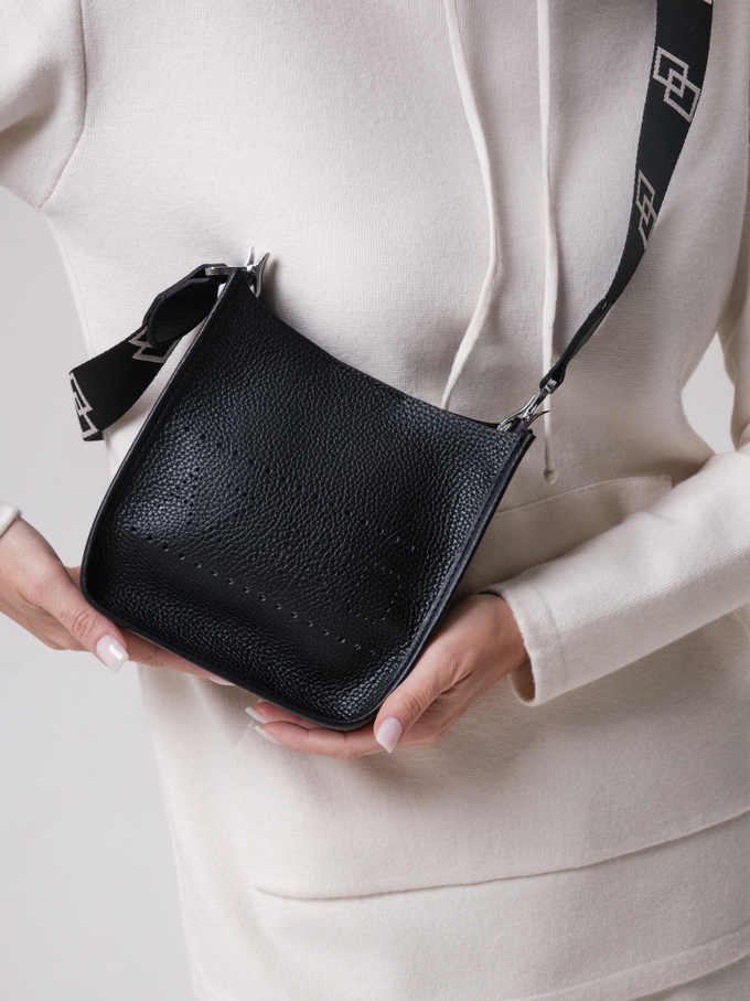 Сумка кожаная на плечо черная фиолет.