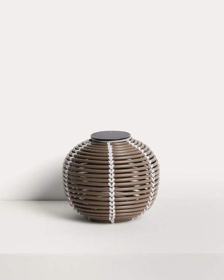 Уличный светильник Garoina солнечных батареях из искусственного ротанга цвета таупе, 35 см