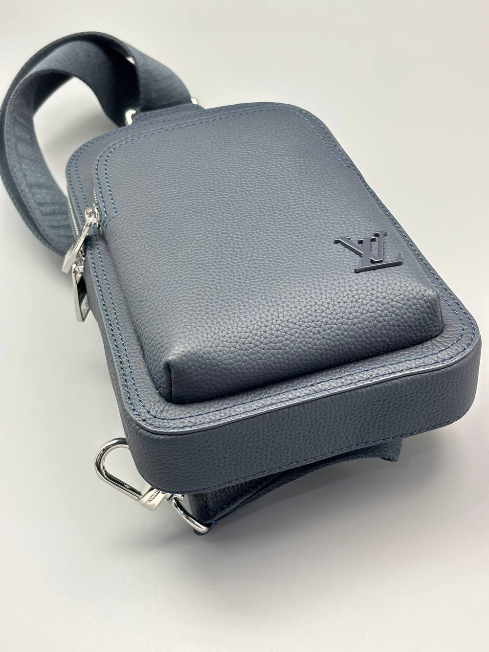 Сумка- слинг Louis Vuitton