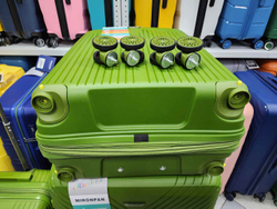 Чемодан Средний (М) полипропилен "Mironpan" съёмные колёса