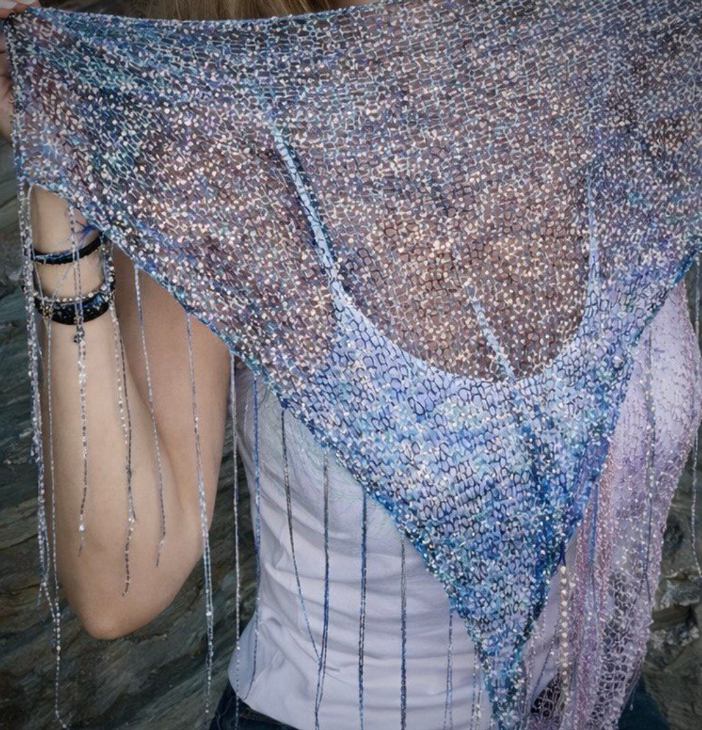 Трендовая косынка спицами из пряжи с пайетками - видео мастер-класс