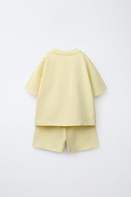 ZARA КОМПЛЕКТ ИЗ ФУТБОЛКИ И БЕРМУДОВ, ЛАЙМОВЫЙ