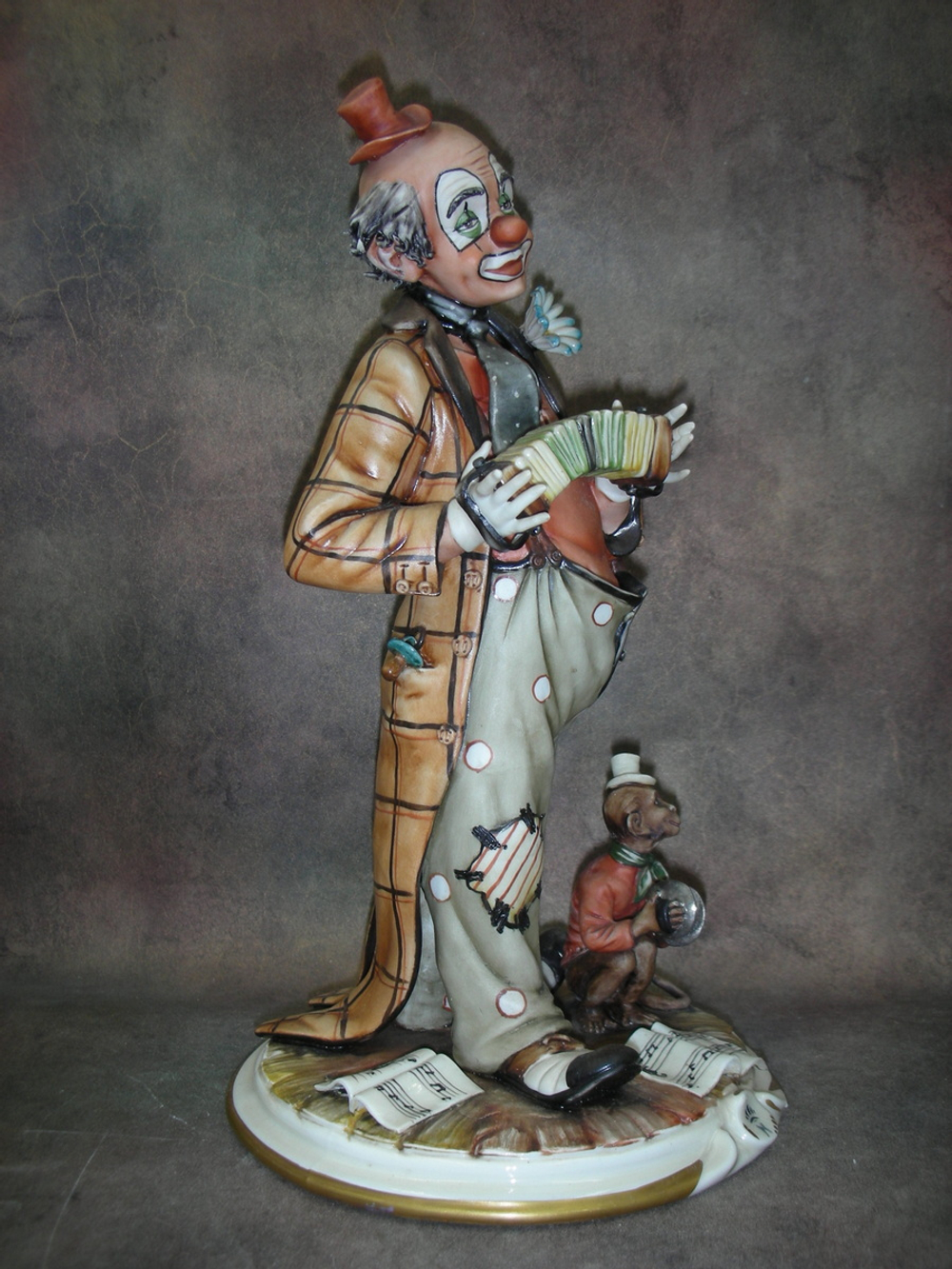 Статуэтка. Фарфор. Клоун с гармонью и обезьяной. Capodimonte. Италия