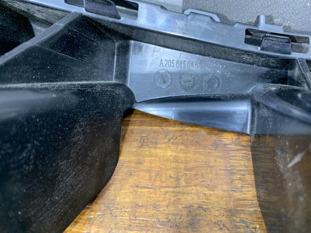 Кронштейн заднего бампера Mercedes С (W205) Новый Оригинал A2058850465