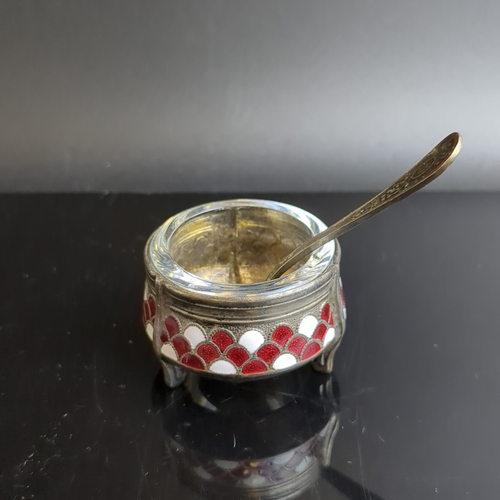 Солонка с декором в виде чешуи и ложкой , мельхиор (медь-никель), цветные эмали, стекло. Мстерский завод художественных изделий «Ювелир», СССР, 1970-1990 гг