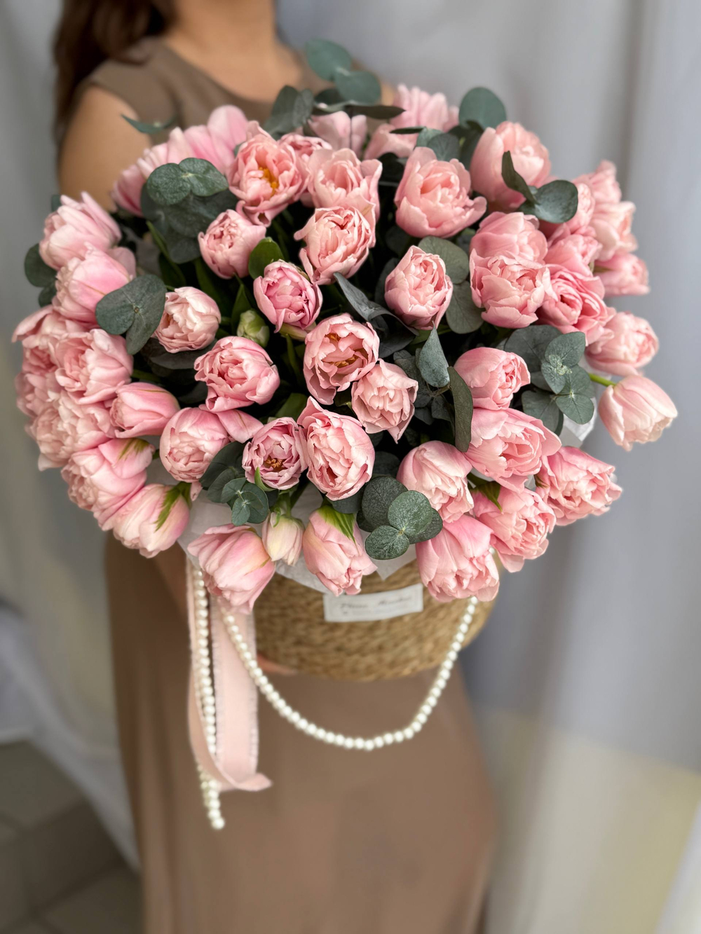 Пионовидные нежно-розовые тюльпаны премиум сорта и эвкалипт в элегантной корзине от Флора Маркет