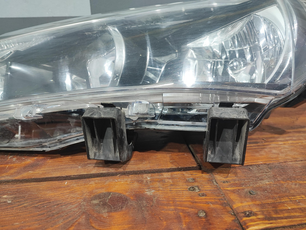 Фара левая Галоген Toyota Corolla (E180)  Б/У Оригинал 8117002F01