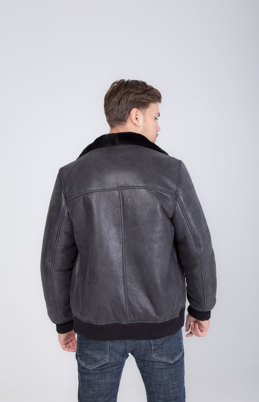 короткая мужская дубленка из овчины с мехом