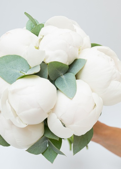 Букет невесты из белых пионов