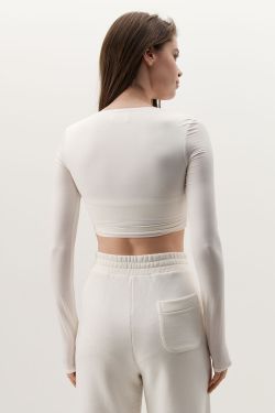 Лонгслив с перекрутом укороченный кремового цвета