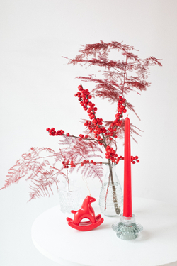 Новогодний декор в русском стиле - свеча-лошадка, красный букет, хрустальные подсвечники и вазочки. Купить с доставкой по Москве или собрать свой собственный сет