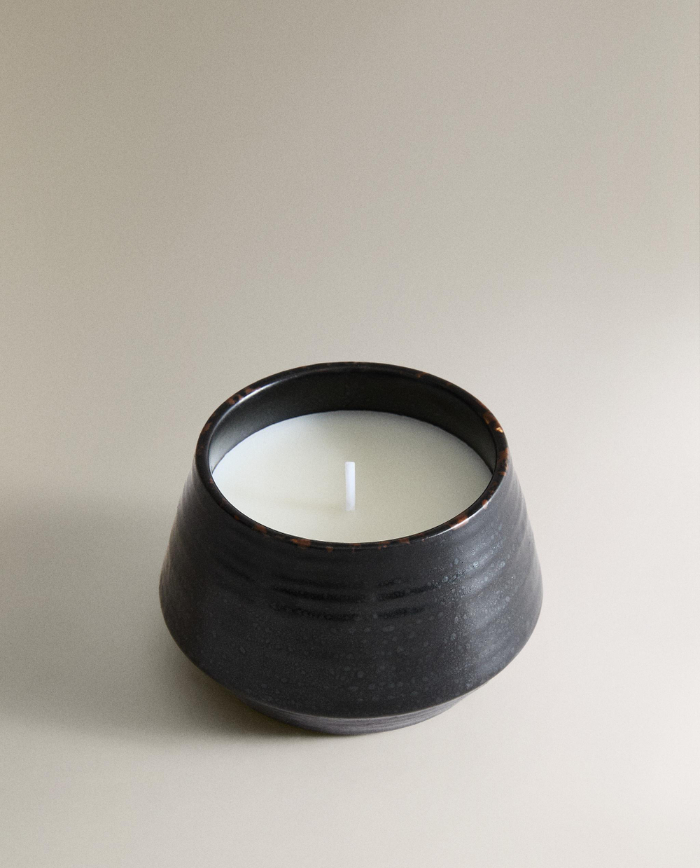 Zara Home Свеча ароматическая Velvet Cuir 170 г, растительный воск, аромат восточный древесный, Коричневый