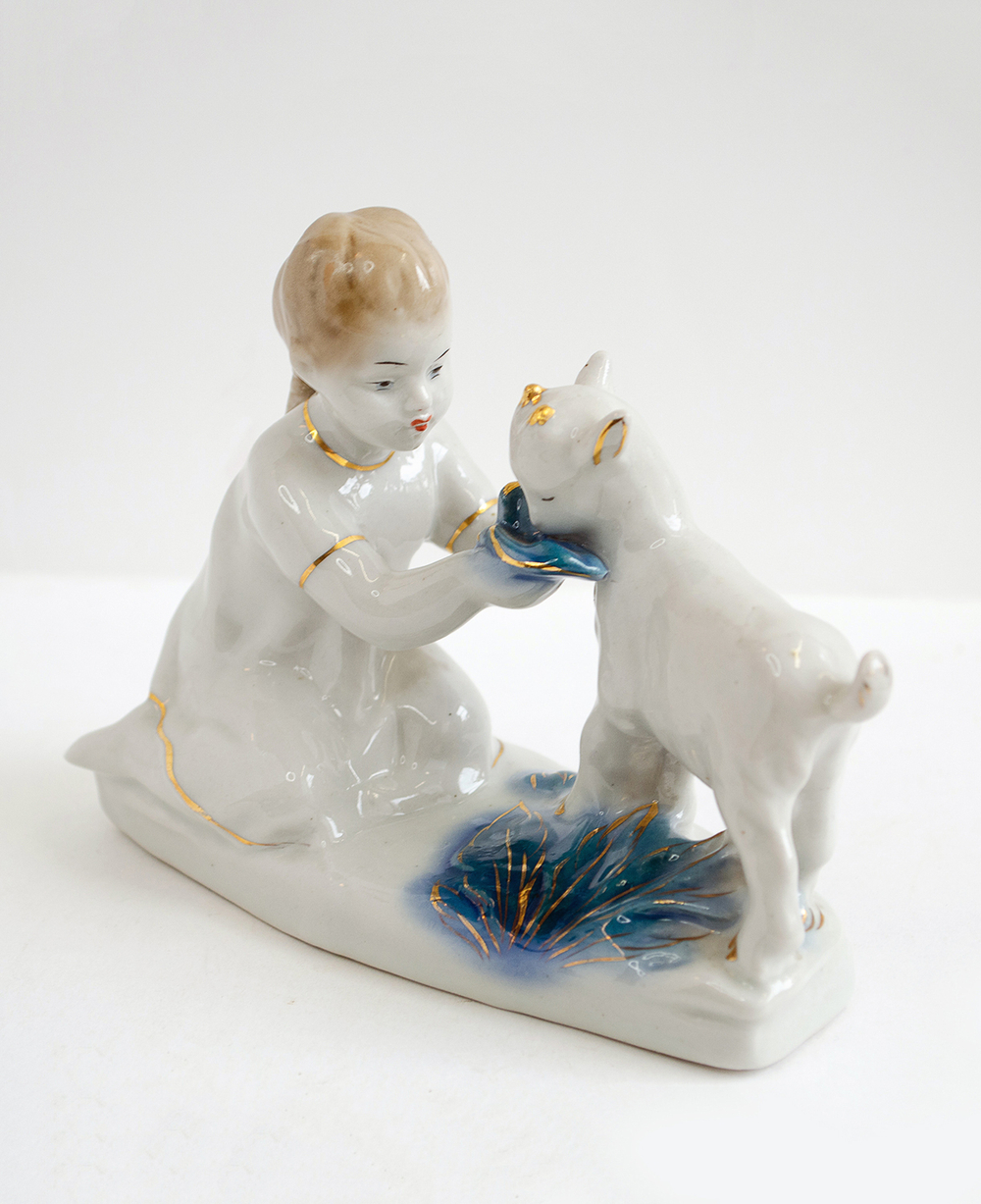 Аленушка и братец Иванушка. Фарфоровая скульптура. Старая Гжель. СССР. 1970-е. Ручная роспись.