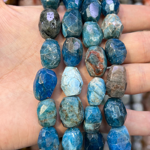 Апатит бусины 13-15х18-20 мм, мелкая грань, нитка 38 см