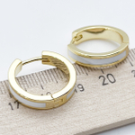 Ювелирные швензы Конго с позолотой, белая эмаль, размер 20 мм, цена за пару