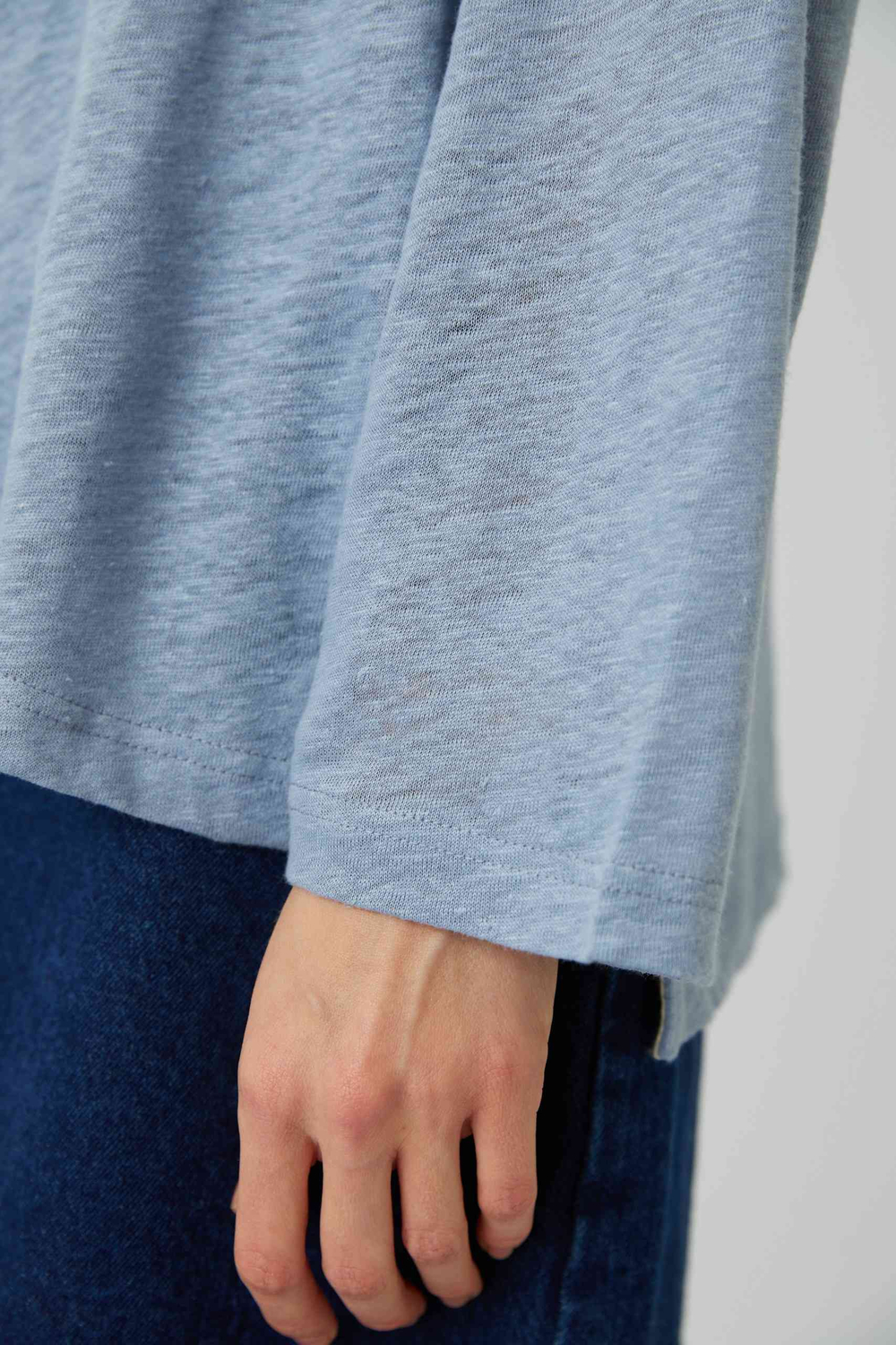 Топ с разрезами из голубого льна