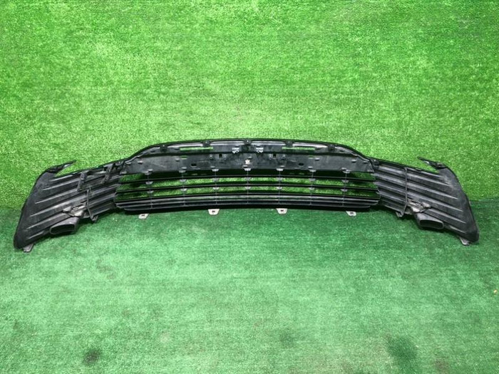 Решетка переднего бампера Toyota Camry xv70 (2020-н.в.)