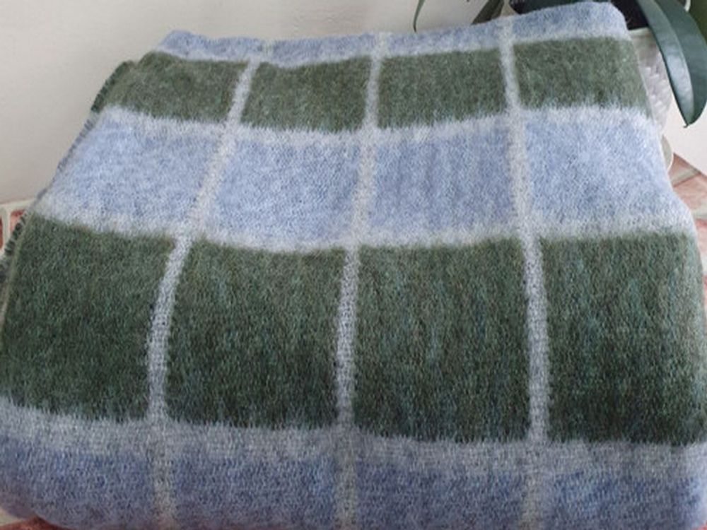 Одеяло полушерстяное "ВВ. СВЕТЛО СЕРО-ГОЛУБАЯ КЛЕТКА" ОПШ-1, 50% шерсть, плотность 400 г/м2, Россия.