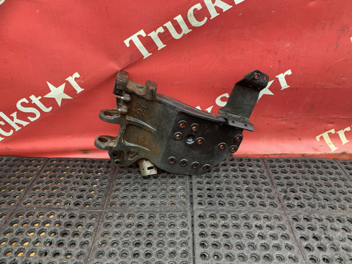 Кронштейн переднего бампера правый 2018г