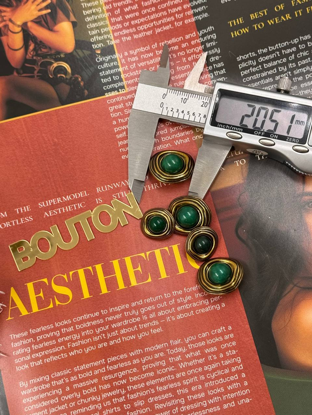 Пуговицы бронзовые неровной формы с зеленым камнем