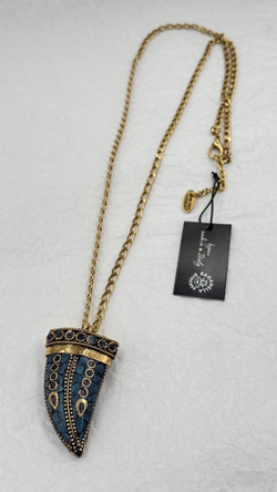 Кулон крупный плоский клык с прессованным бериллом и рубеллитом на длинной золотой цепочке