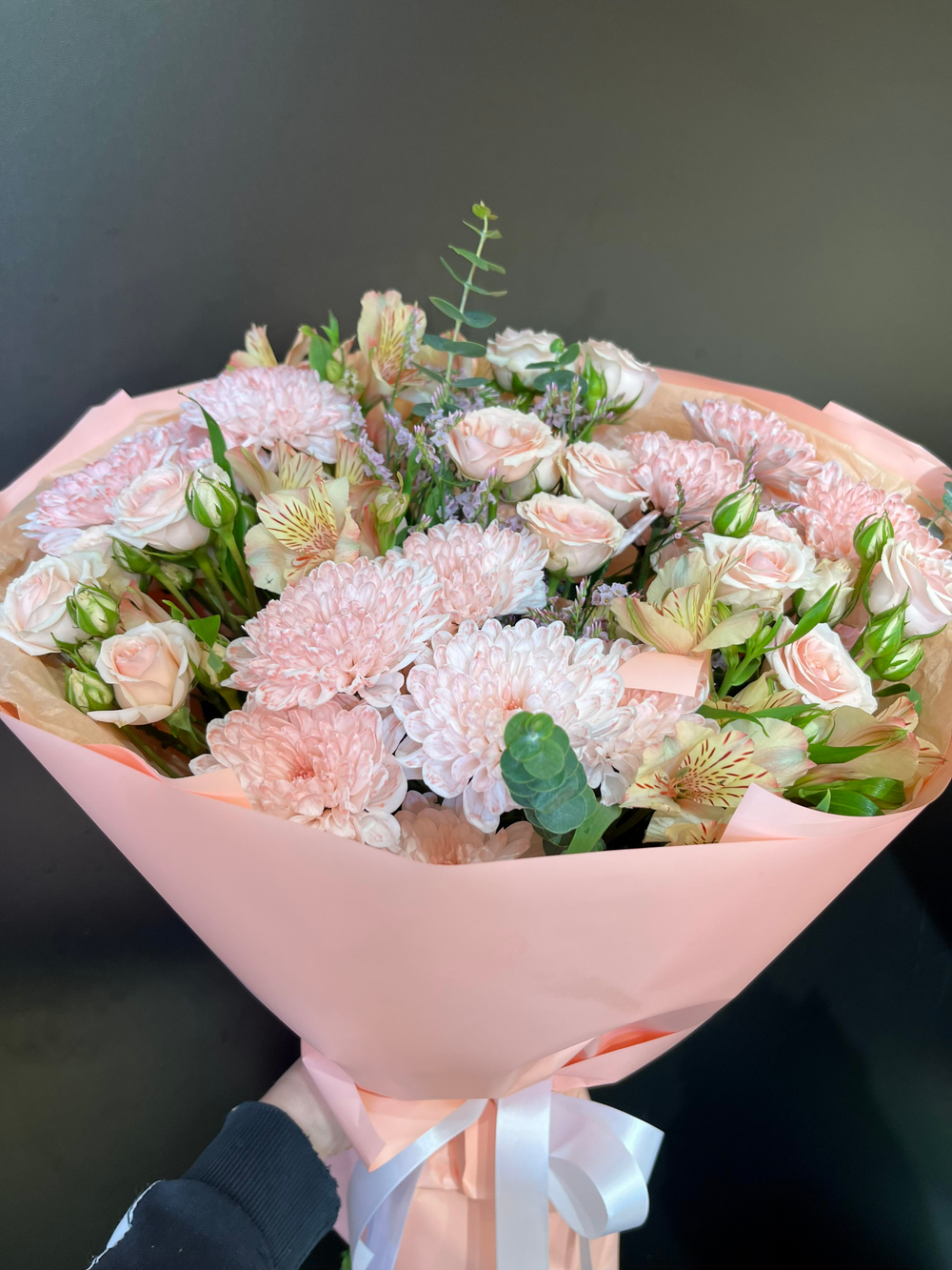 Букет(роза кустовая персиковая,хризантема кустовая персиковая,альстемерия персиковая,эвкалипт)