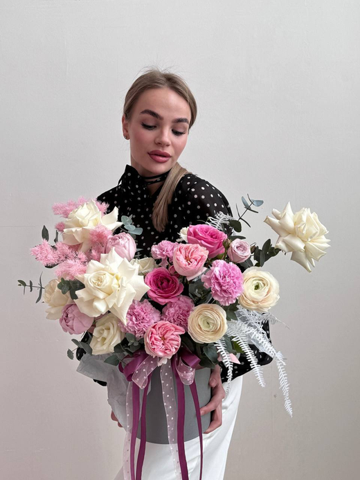 Шляпная коробка с цветами "Нежные обьятия"