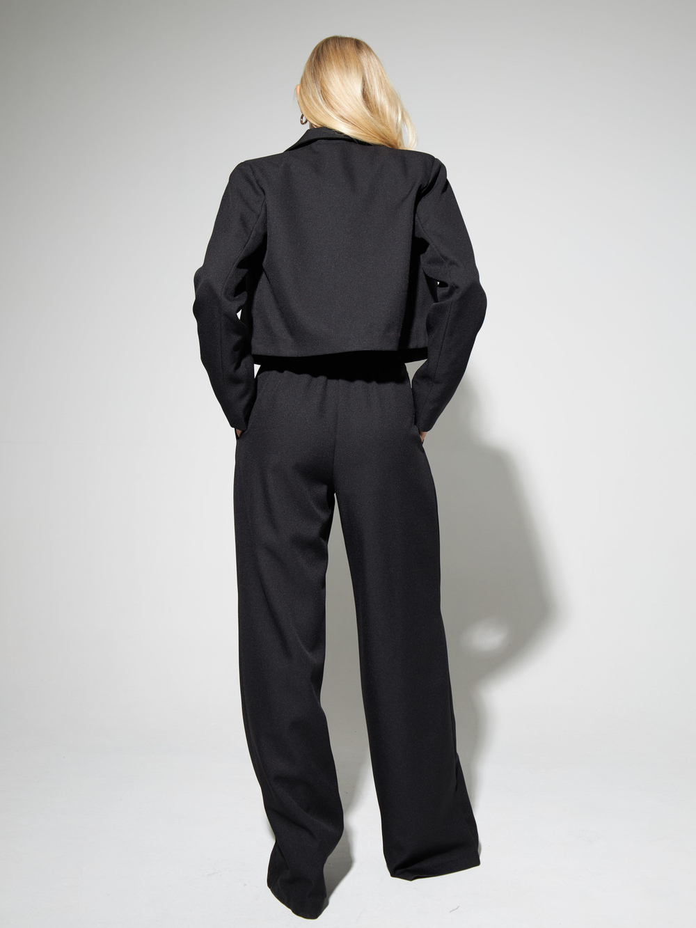 Костюм деловой брючный с укороченным пиджаком бежевого цвета