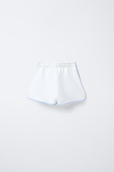 ZARA ШОРТЫ ИЗ МЯГКОЙ ТКАНИ С ПРИНТОМ В СТИЛЕ ПРЕППИ, БЕЛЫЙ