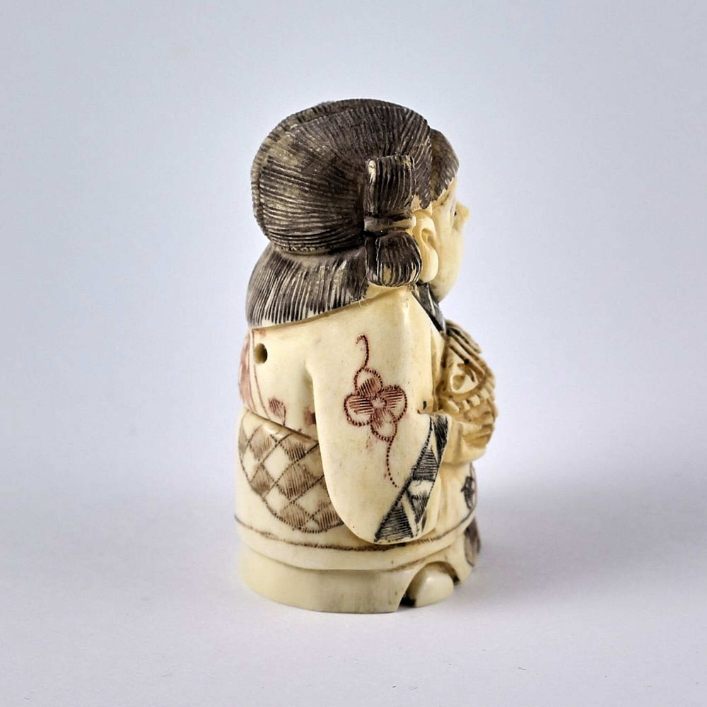 Нэцкэ Девочка с корзиной цветов