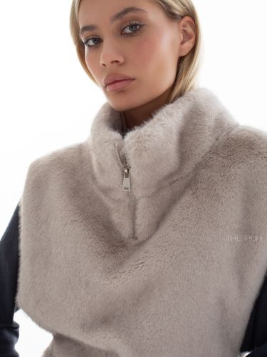 Жемчужно-серая манишка из эко-меха на молнии